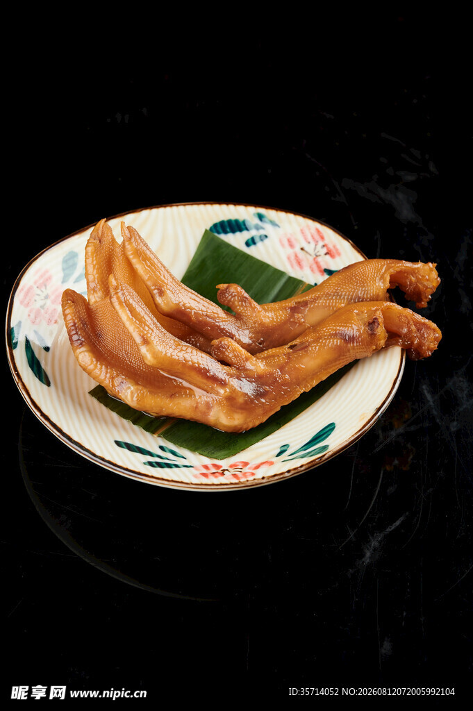 美味卤鸭掌摆于精致盘上