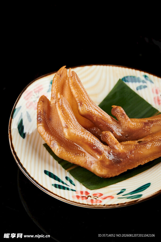 美味卤鸭掌摆于精致盘上