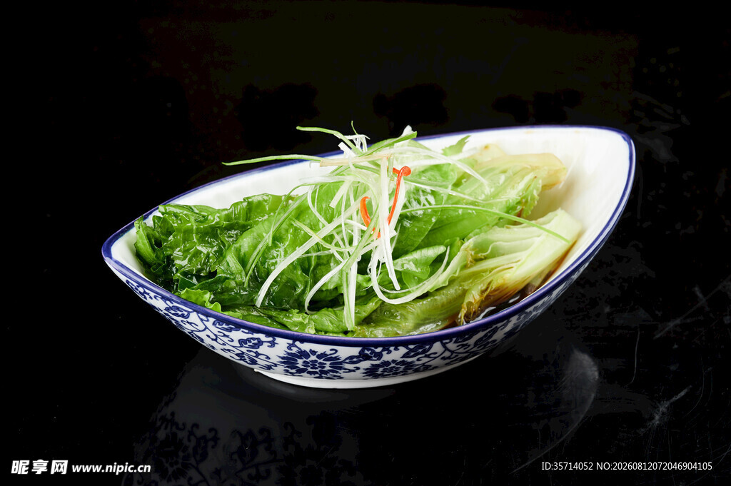 青花瓷碗中的鲜嫩蔬菜
