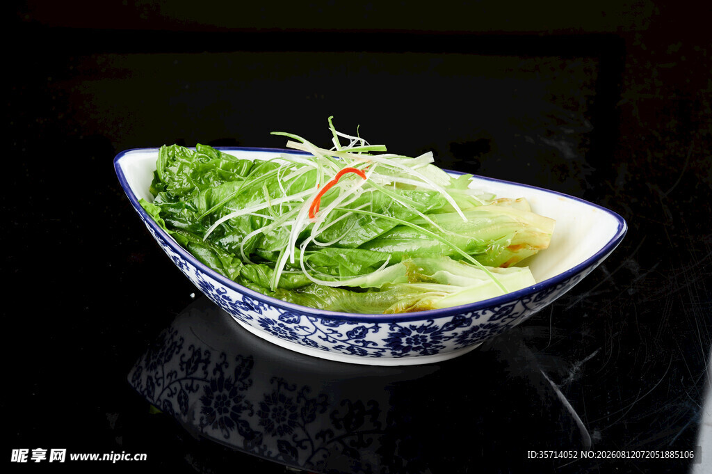 青花瓷碗中的鲜嫩青菜