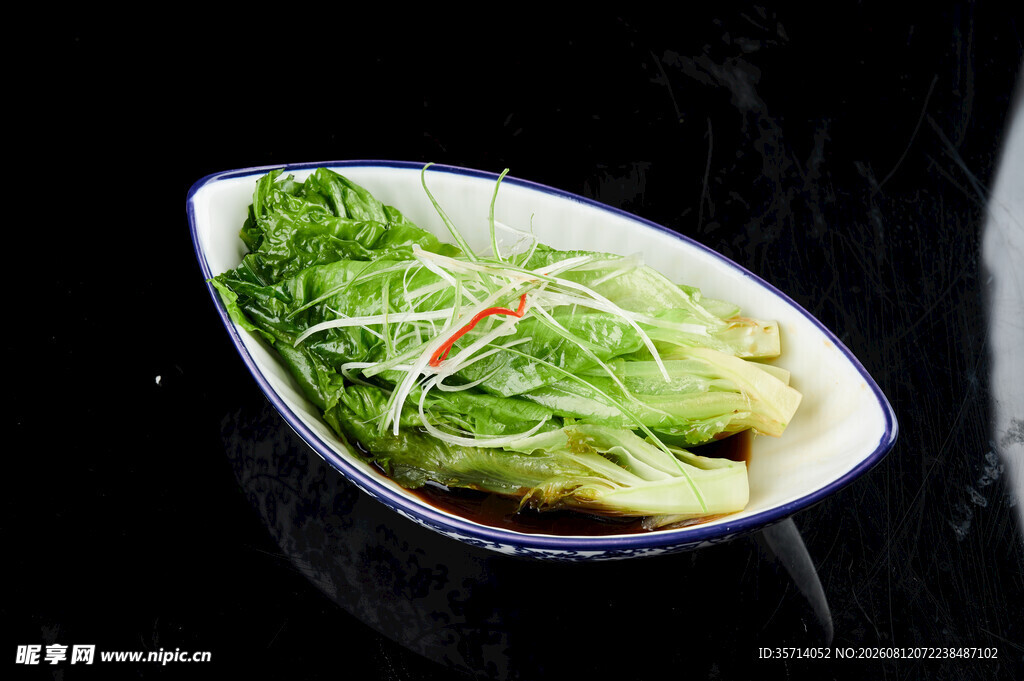 白瓷盘中鲜嫩生菜