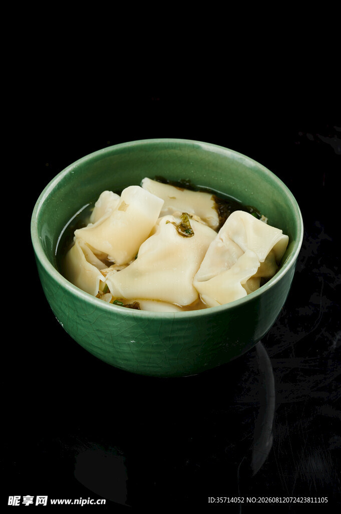 绿色碗中的馄饨