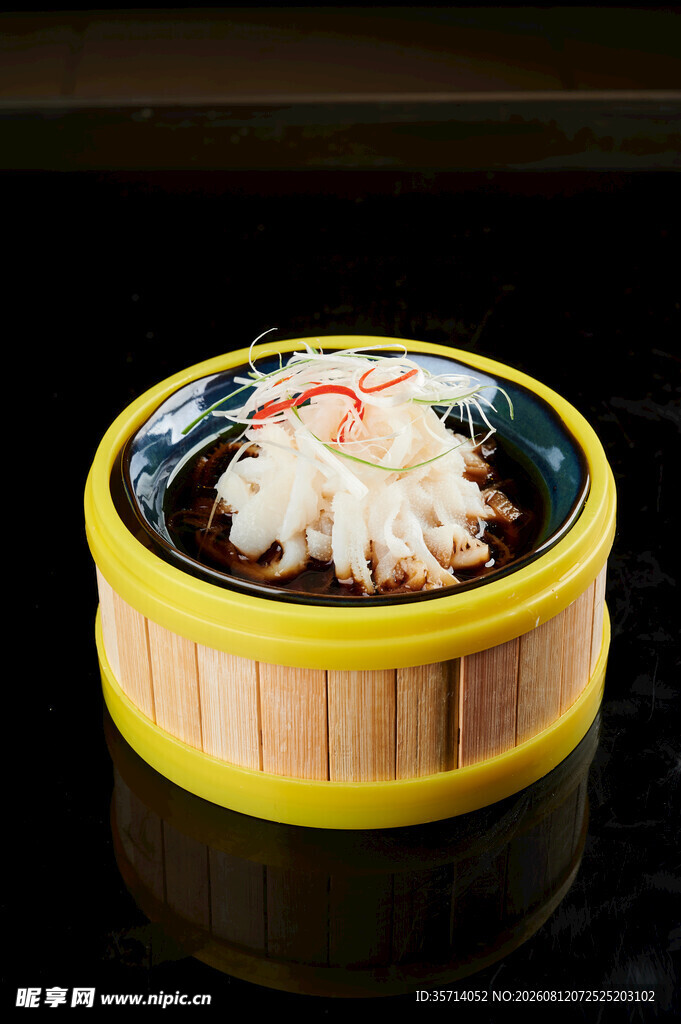 竹制蒸笼中的美味牛百叶
