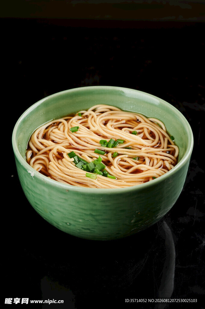 绿色碗中美味面条