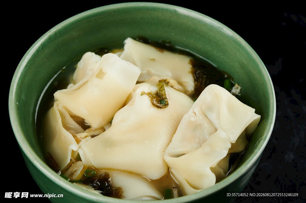 绿色碗中的美味馄饨