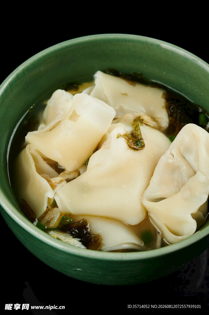 绿色碗中的美味馄饨