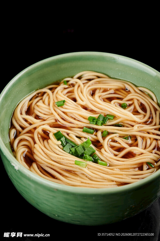 绿色碗中美味面条