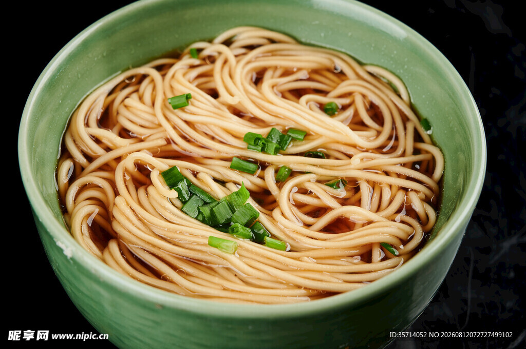 绿碗装的美味葱花面条