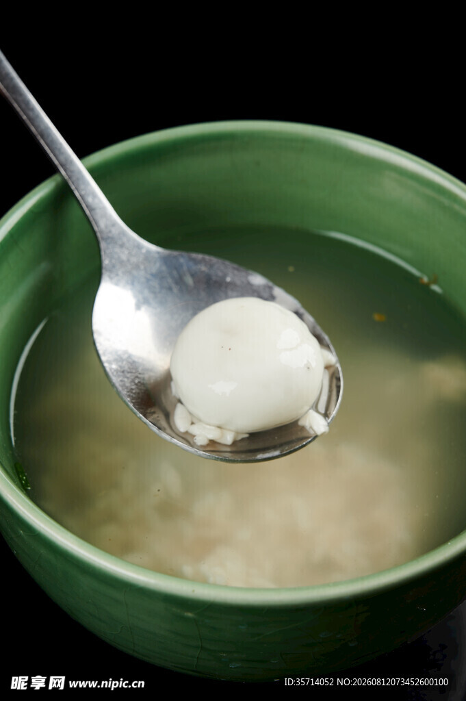 绿碗盛着的美味汤圆