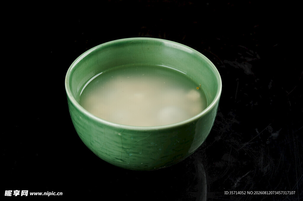 绿色瓷杯盛着浅色饮品