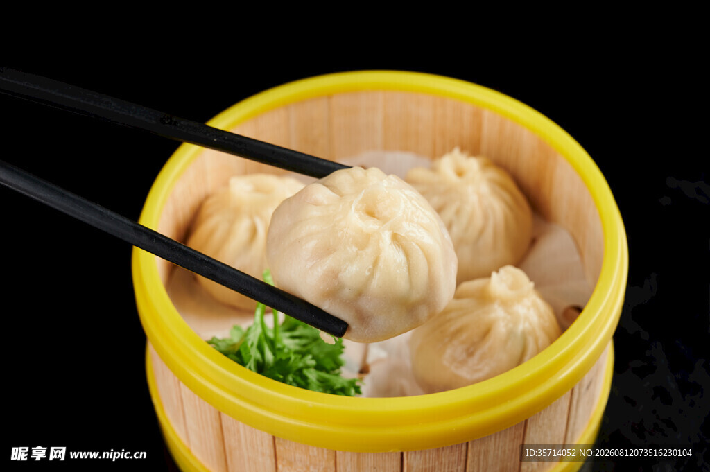 竹制蒸笼里的美味小笼包