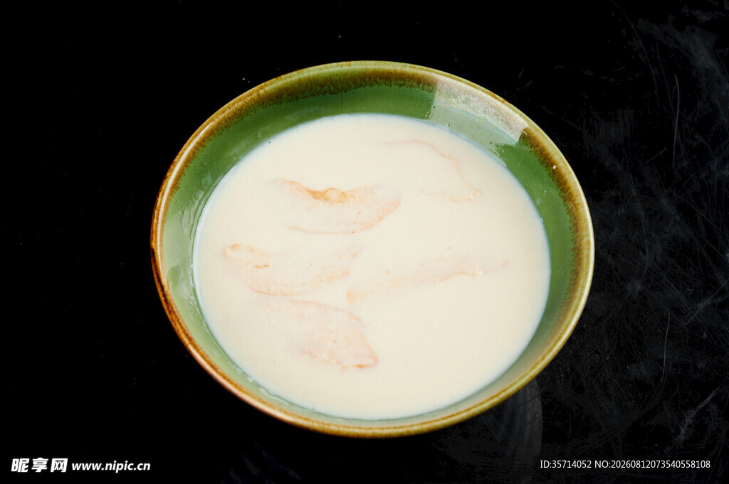 绿色碗中的白色饮品