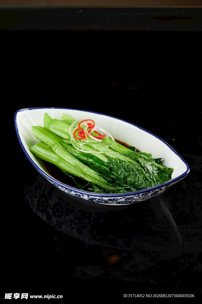 清炒青菜摆于精致盘中