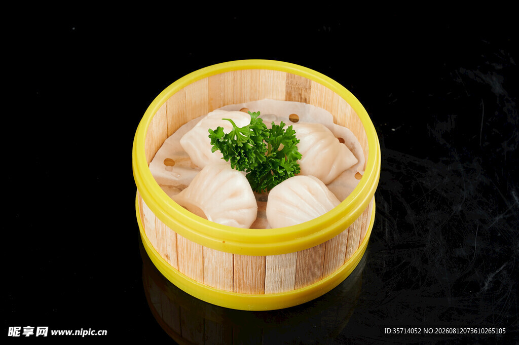 竹制蒸笼里的美味虾饺