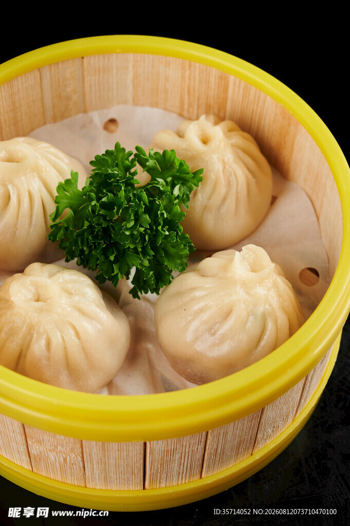 竹笼里的美味鲜肉小笼包