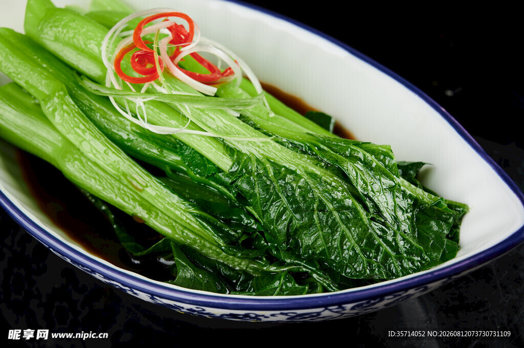 白瓷碗中的鲜嫩青菜