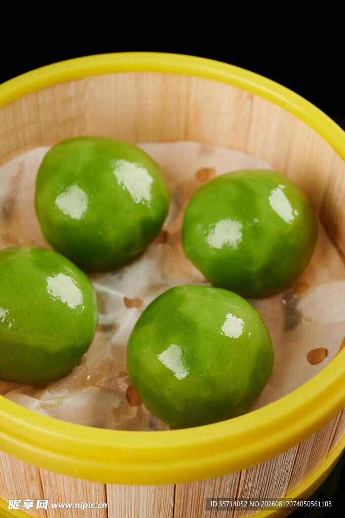竹笼中的翡翠色青团