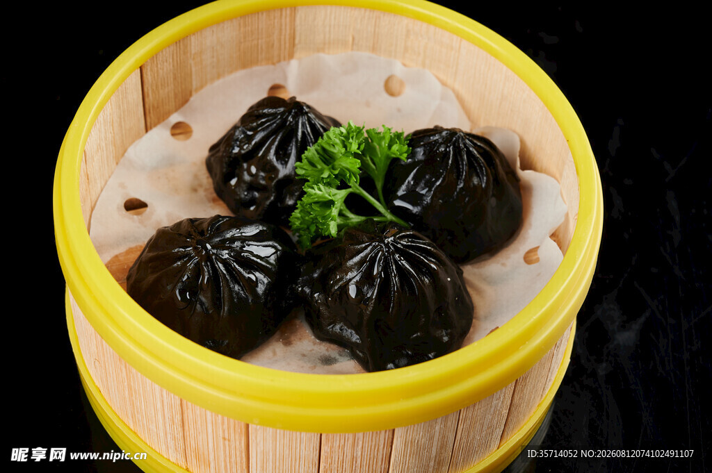 竹笼中的美味黑汤包