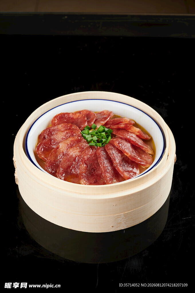 美味腊肠盛于白色瓷碗中