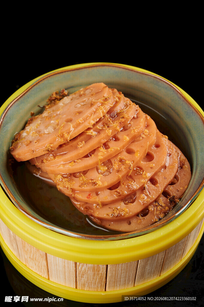 竹制蒸笼里的美味藕片