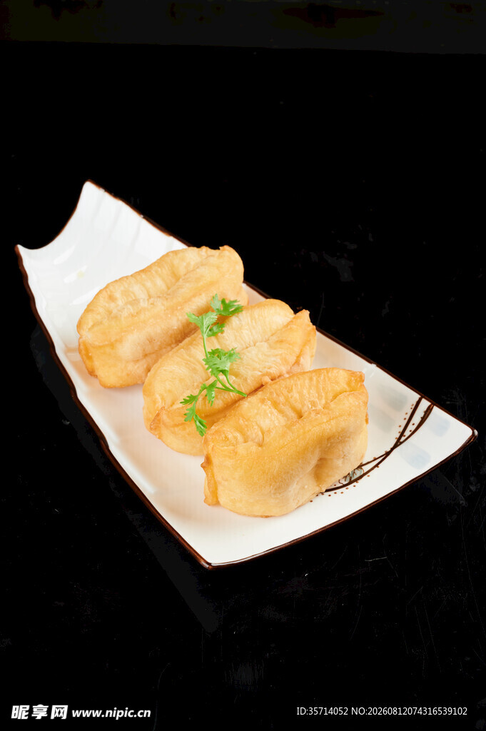 香酥炸物摆于精致白盘上