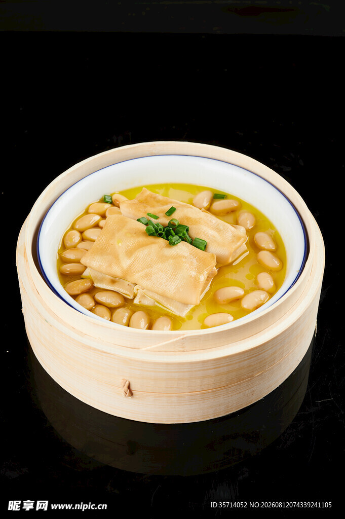竹制容器中的美味金汤菜肴