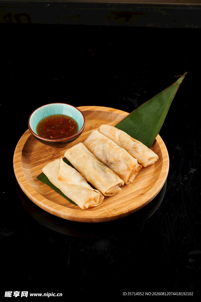 美味春卷配蘸料
