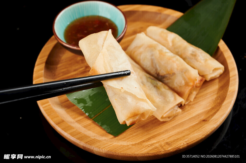 美味春卷配蘸料