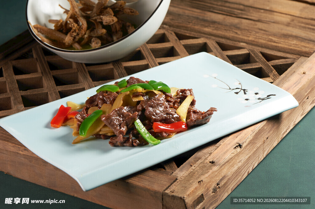 美味小炒牛肉摆盘中