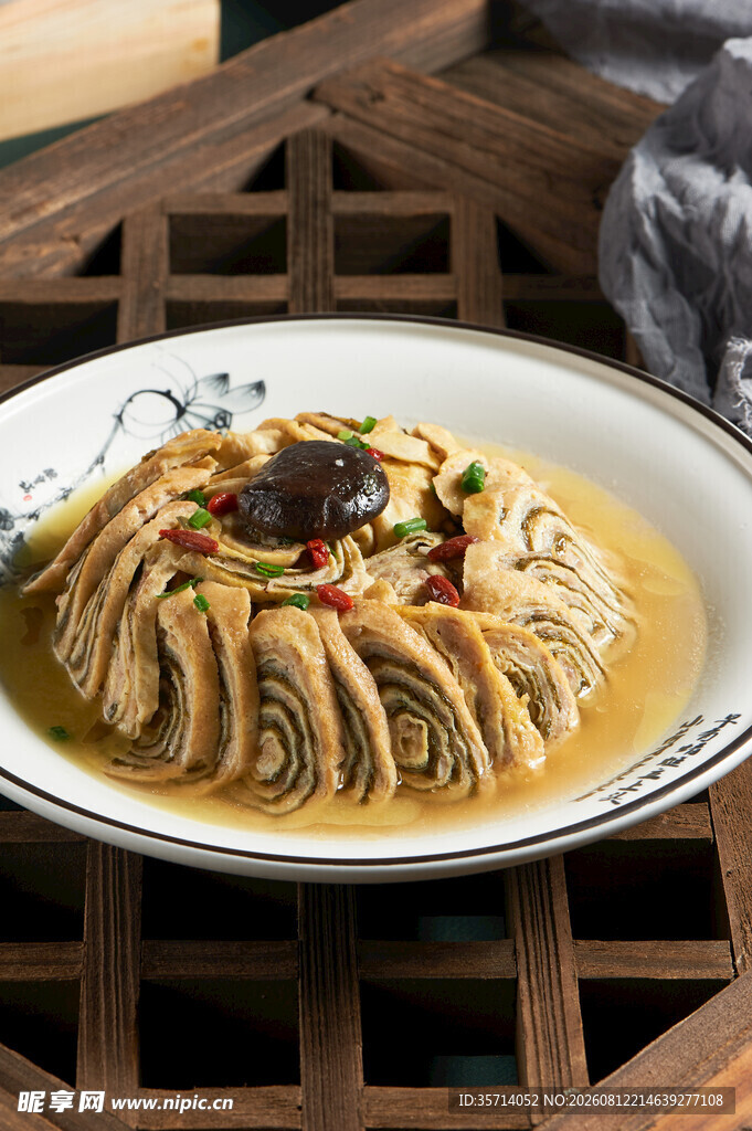 美味菌菇浇汁菜肴