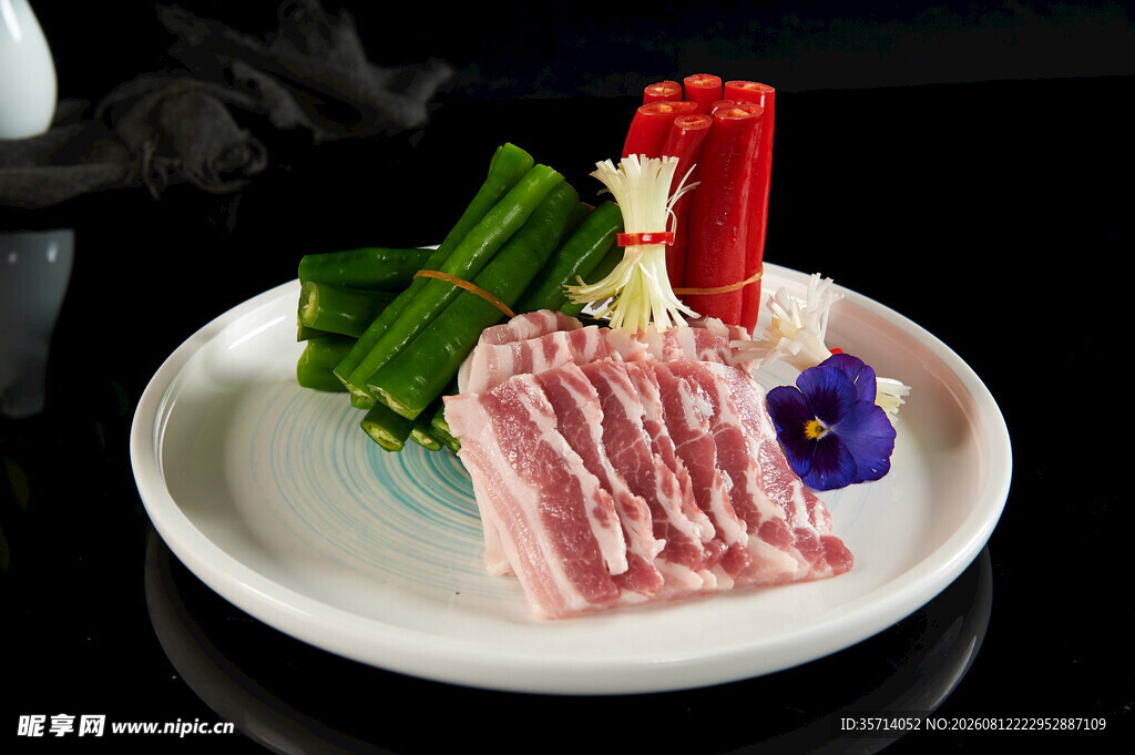 精致摆盘的新鲜肉片与配菜