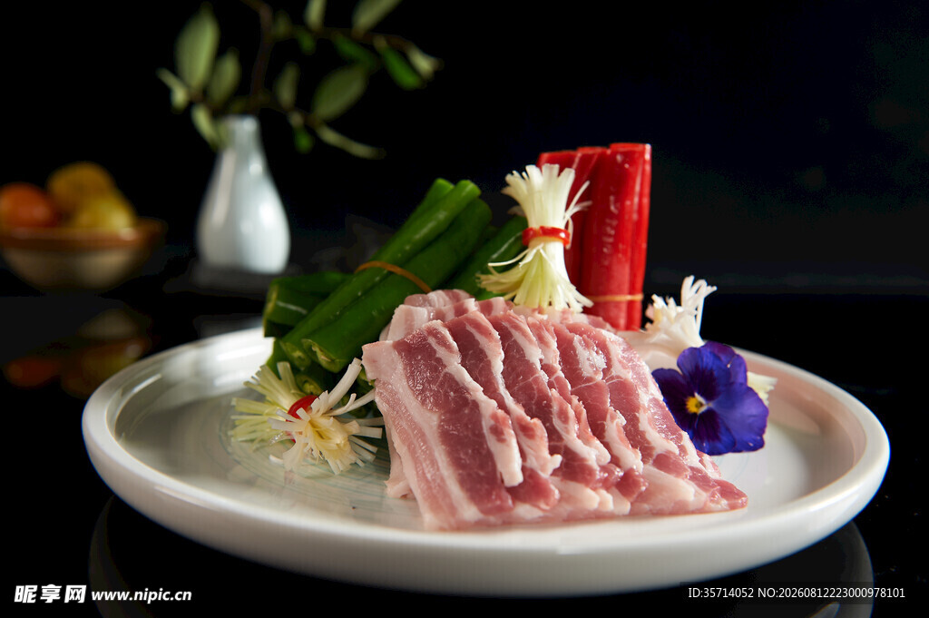 精致摆盘的美味生肉片