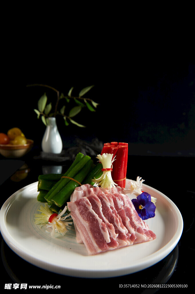 精致摆盘的美味生肉片