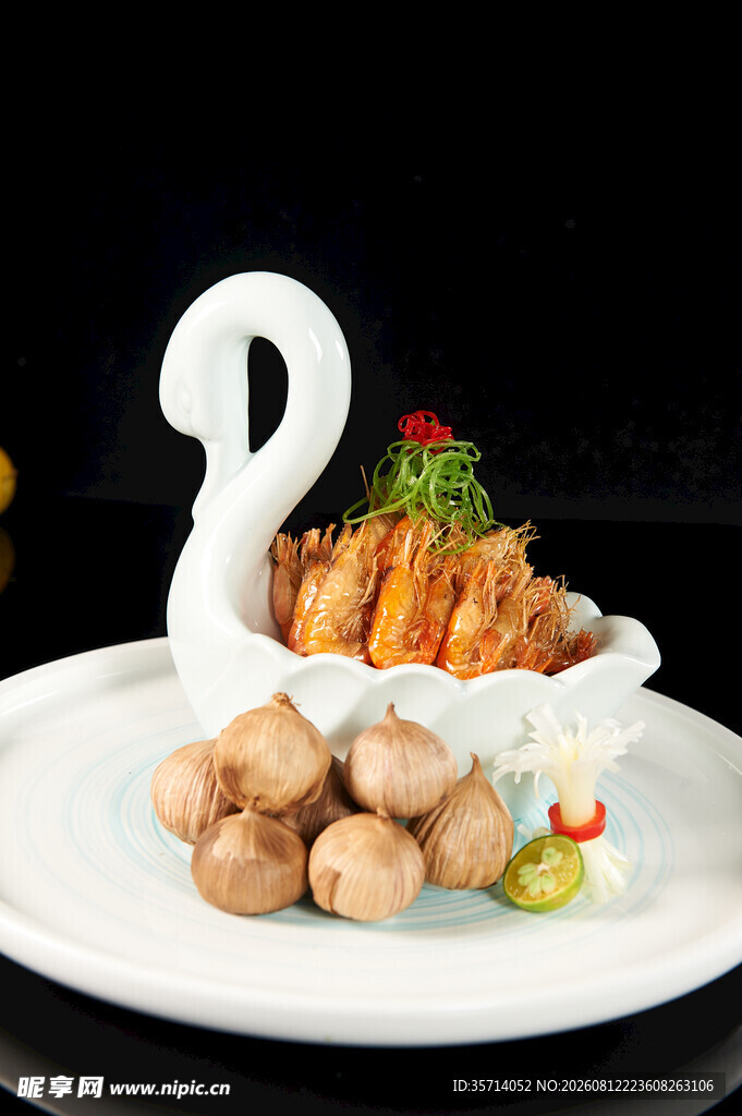 天鹅造型盘中的虾美味佳肴