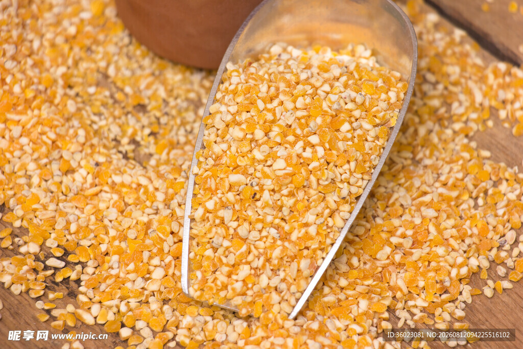 木勺中的金黄玉米粒