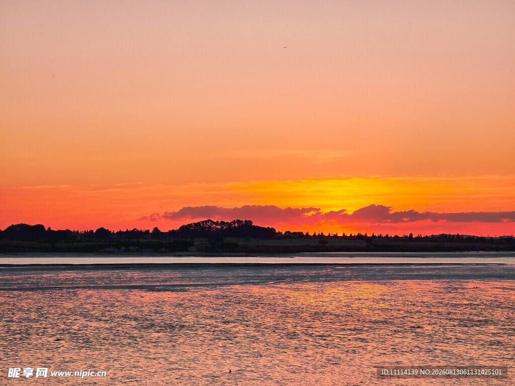 夕阳下的宁静水面美景
