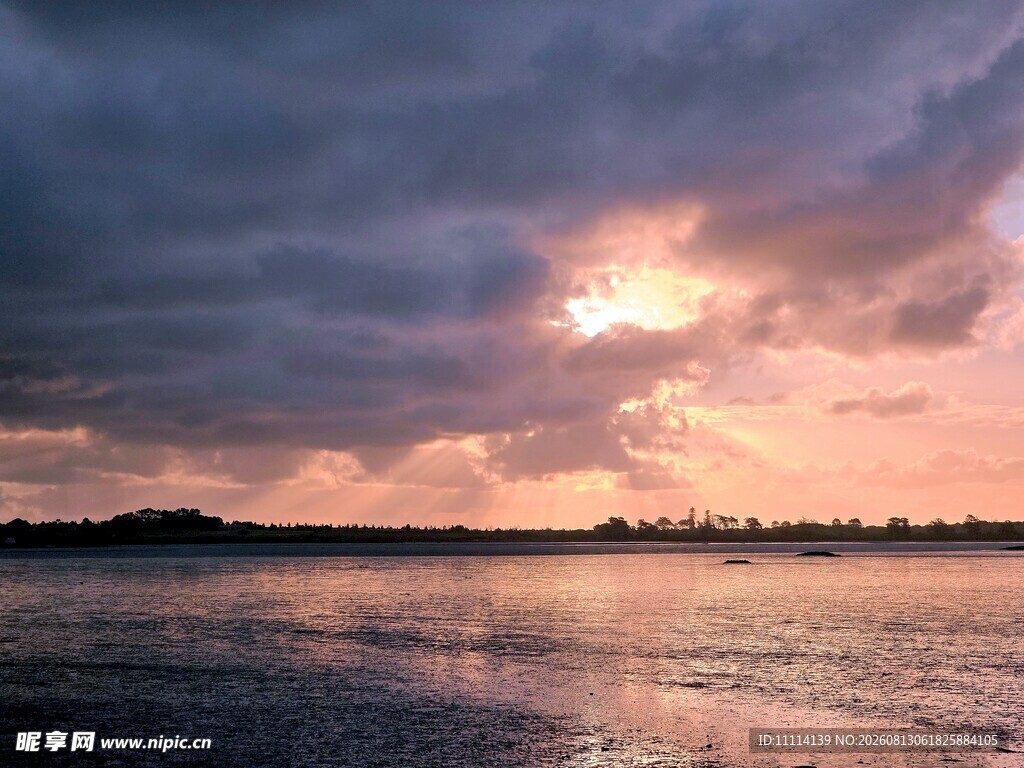日落时分的水面与天空美景