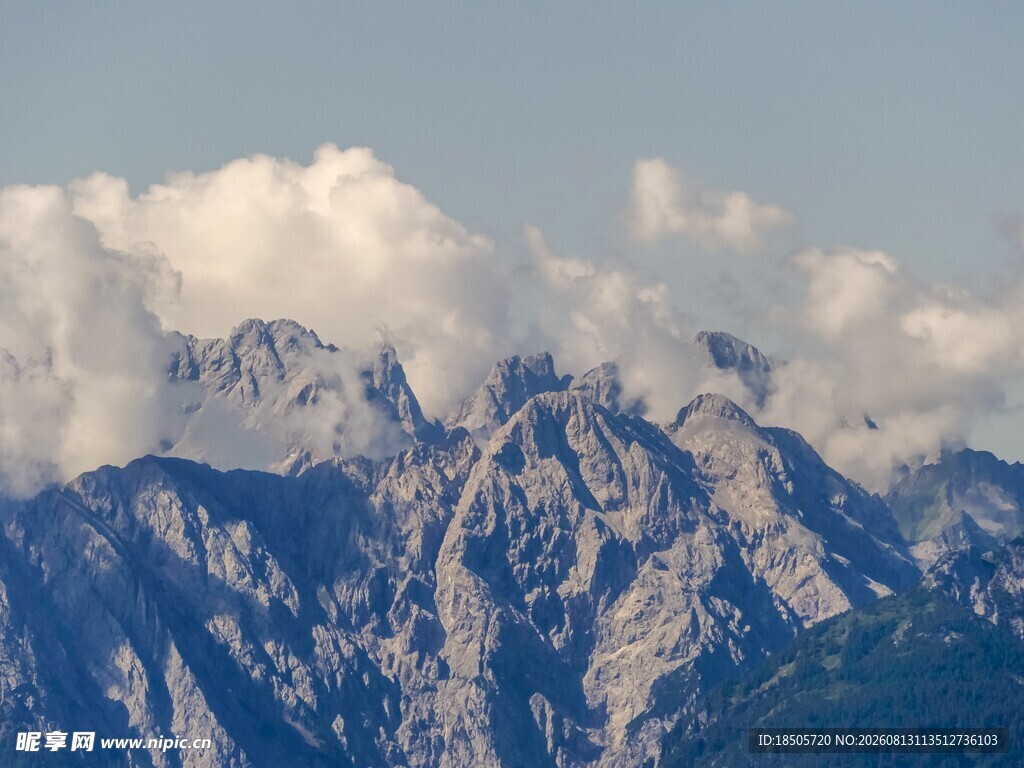 巍峨雪山云雾缭绕