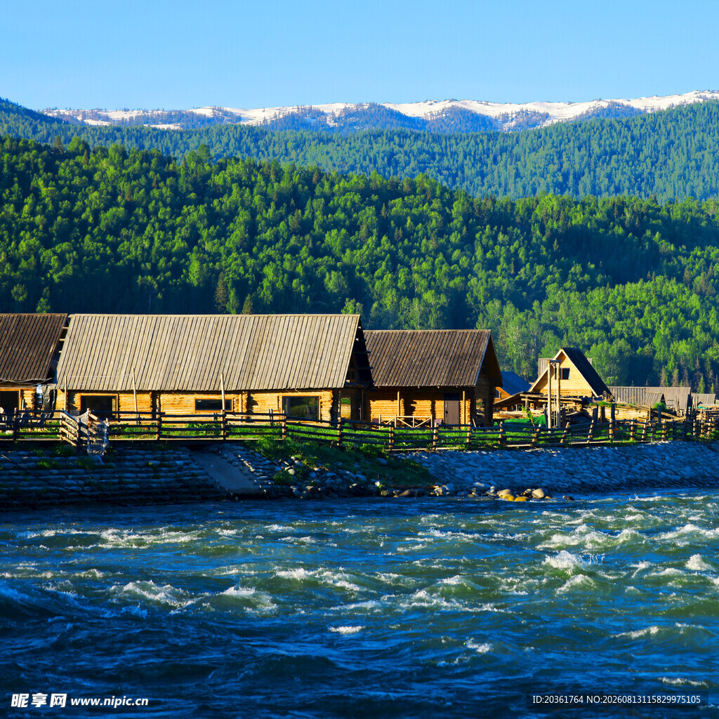 河畔木屋与青山美景