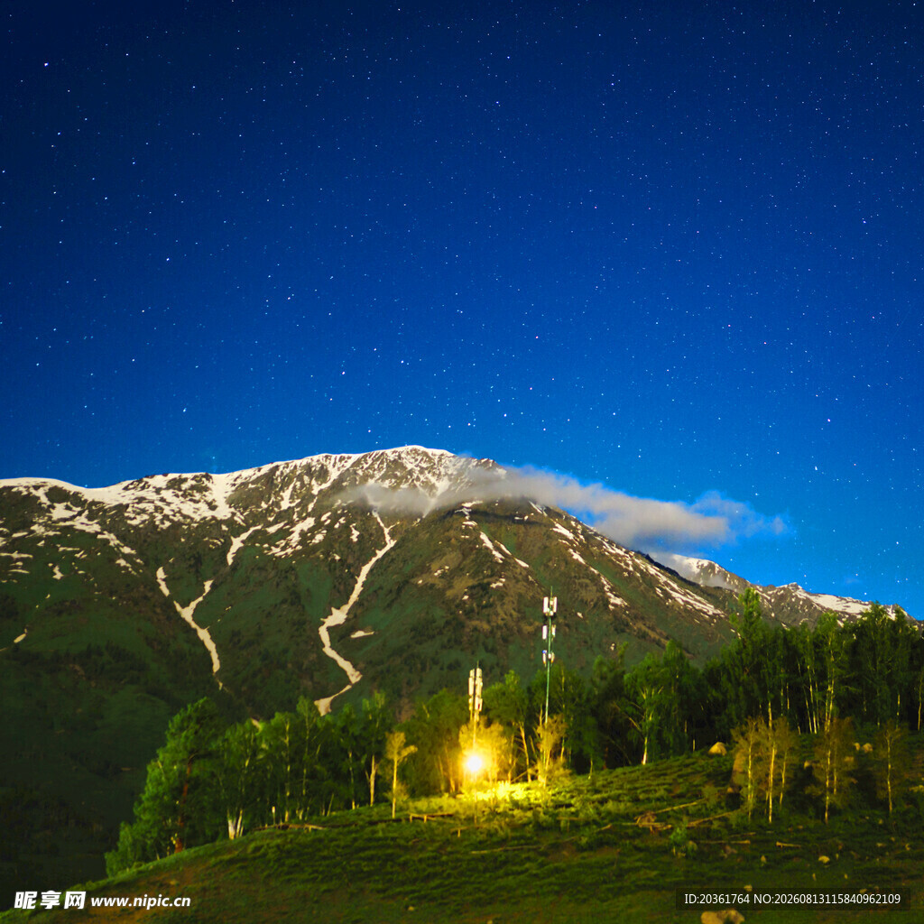 雪山下的静谧夜晚美景