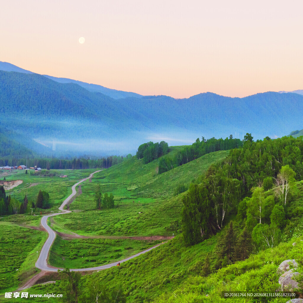 山间晨景