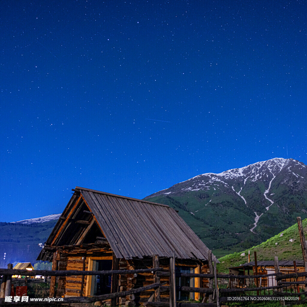 山间木屋夜景