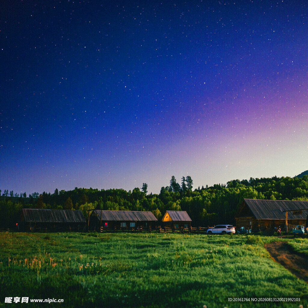 夜幕下的田野与远处屋舍