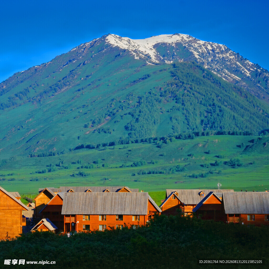 山间木屋与葱郁山峦美景