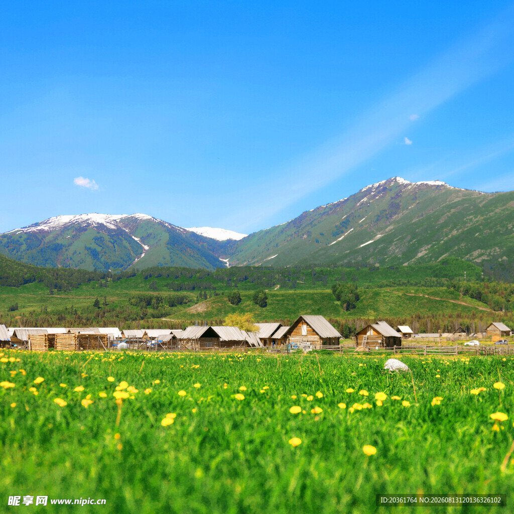 草原村落与远山美景