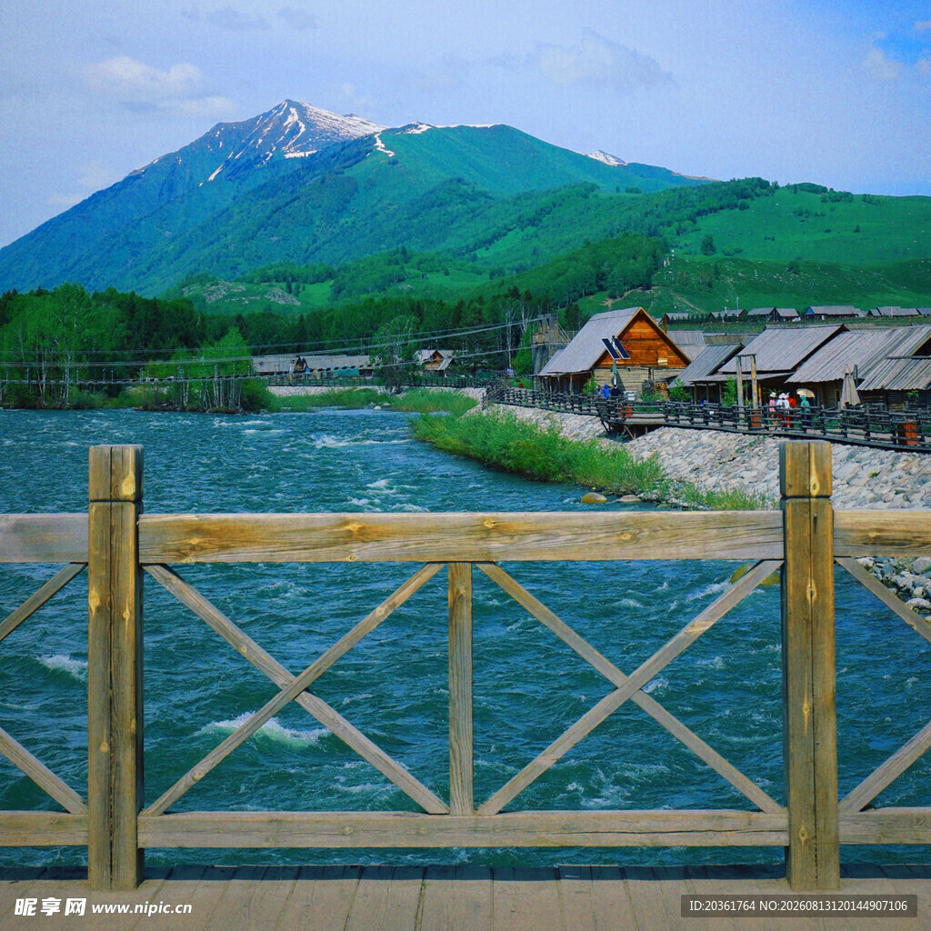河畔木栏处的秀丽山景