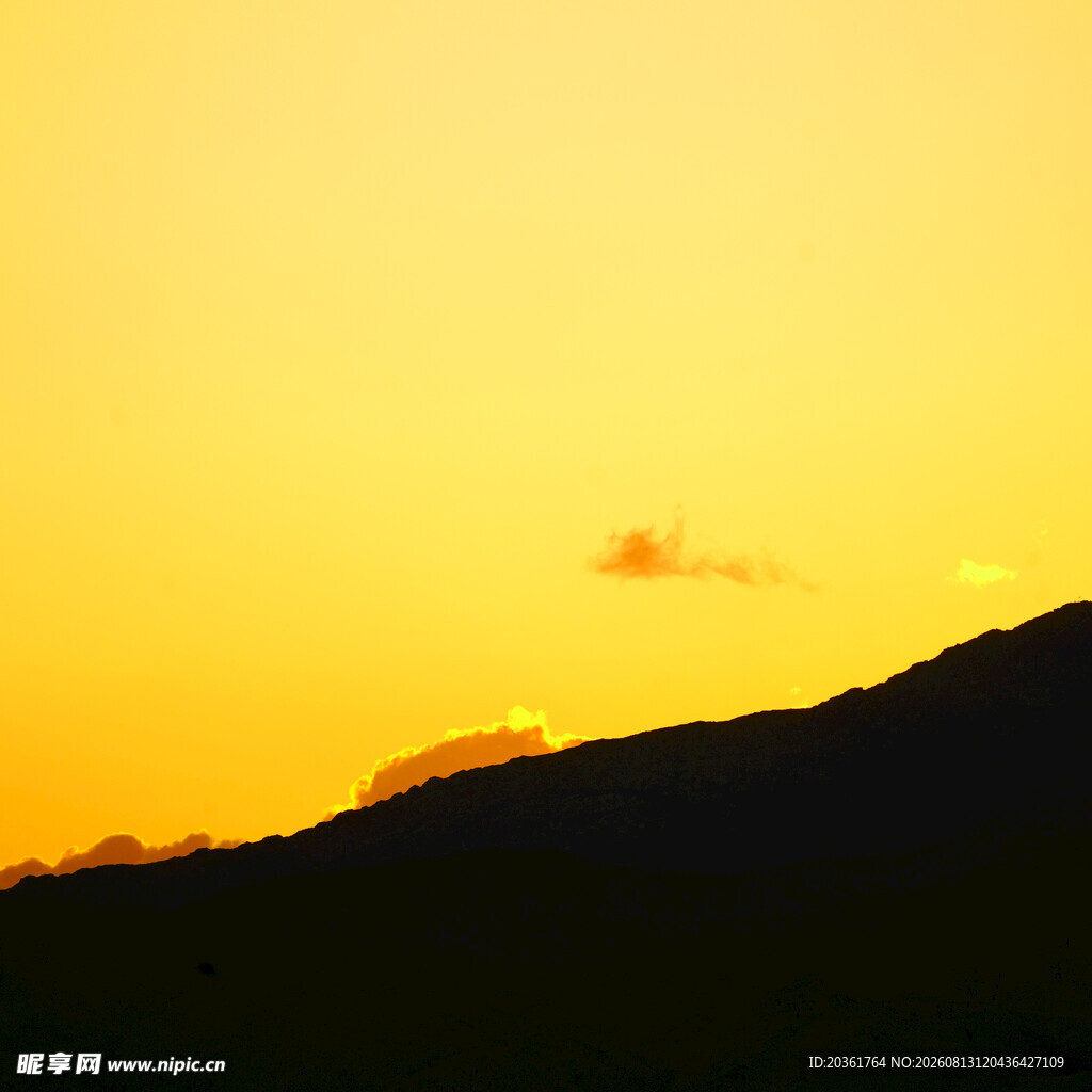 夕阳下的山峦与孤云