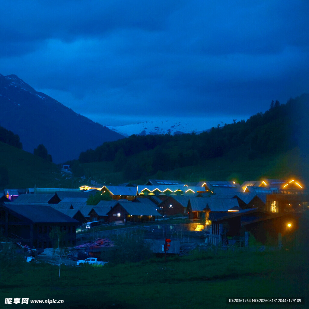 夜幕下的山间村落灯火
