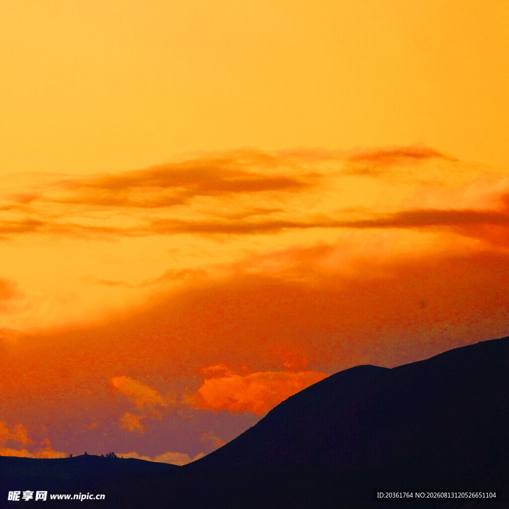 壮丽夕阳下的山峦景色