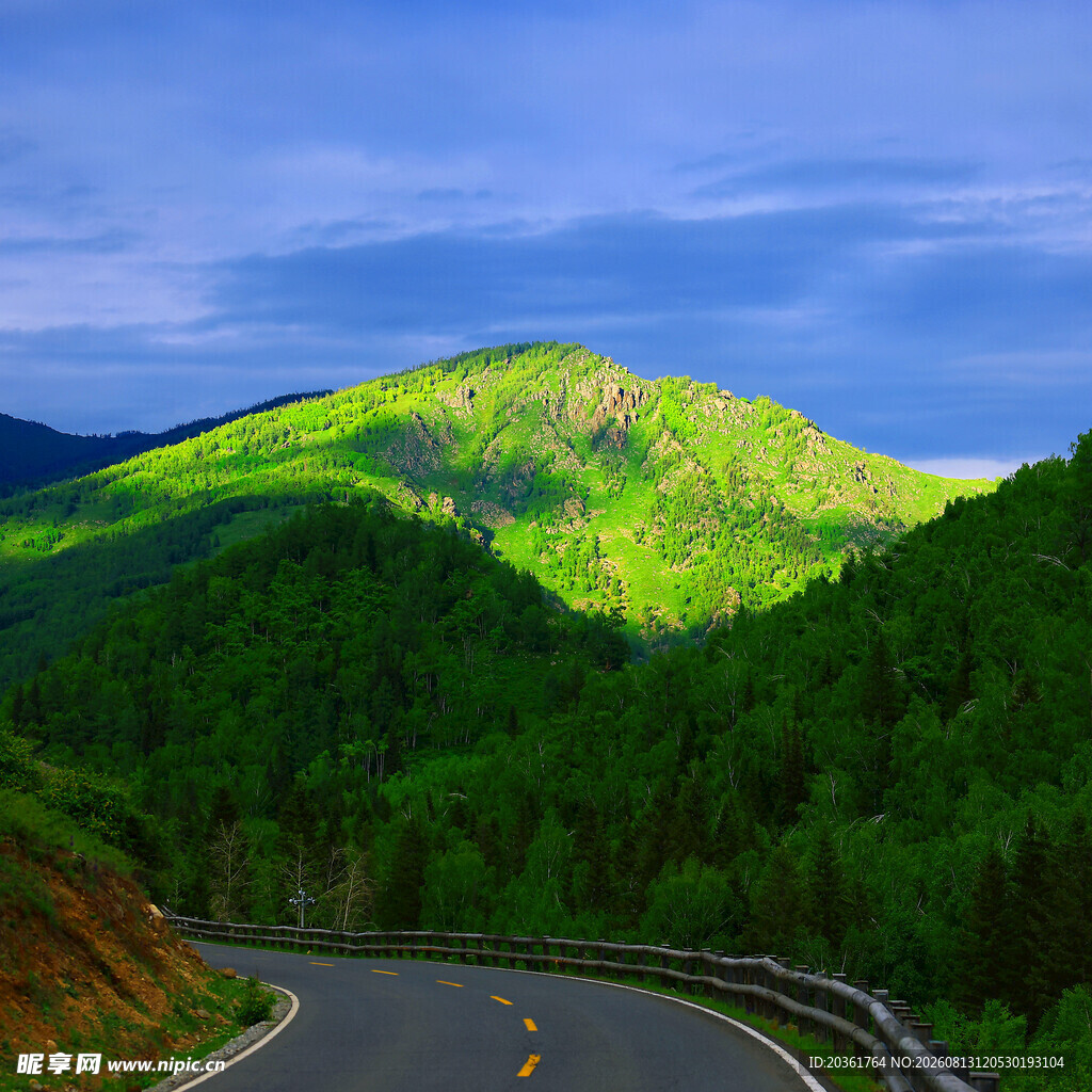 山间蜿蜒公路